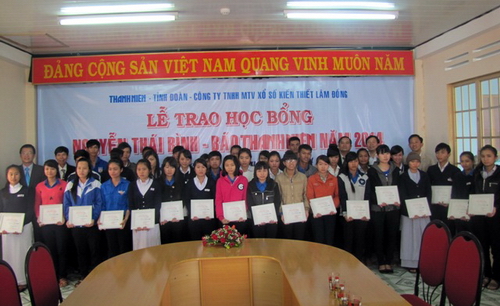 trao tặng 40 xuất học bổng Nguyễn Thái Bình, mỗi xuất trị giá 2,5 triệu đồng cho các em học sinh lớp 12 nghèo, vượt khó, có thành tích xuất sắc trong học tập và tham gia tốt công tác Đoàn – Hội trong trường học.